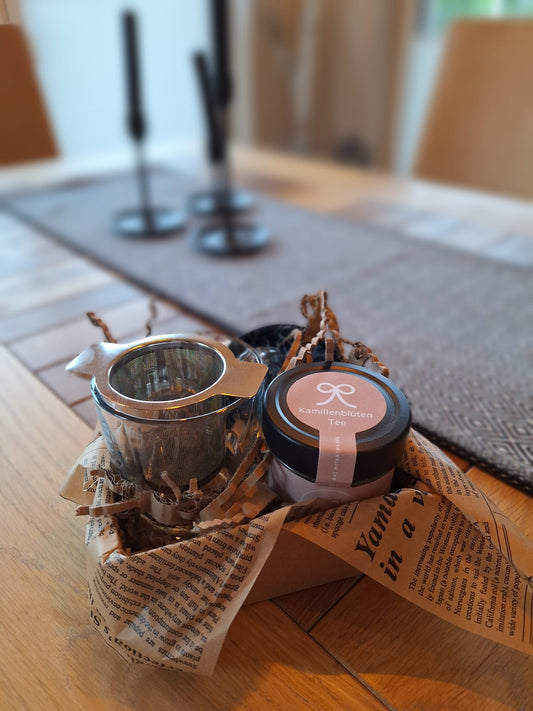 Teegeschenk mit Glas und Teesieb